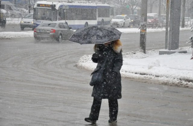 Синоптики предупреждают: в Молдову приходят снегопады с сильным ветром
