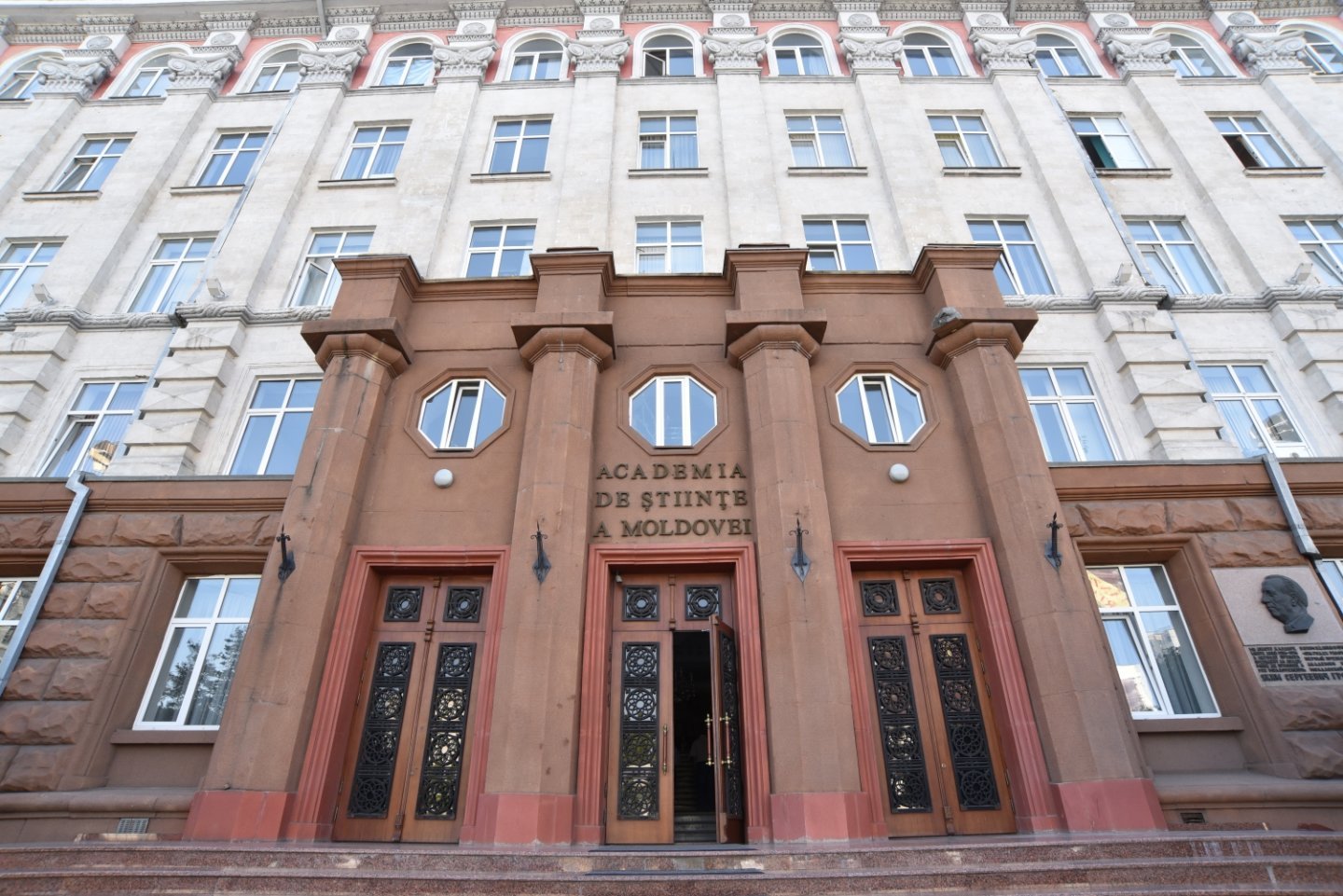 Антикоррупционная прокуратура может забрать несколько этажей у Академии наук Молдовы