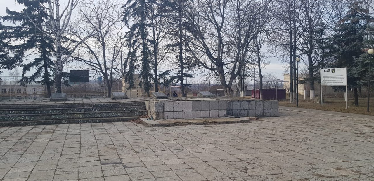 (ФОТО) В районе Сынжерей исчез памятник молдаванам, не вернувшимся с войны
