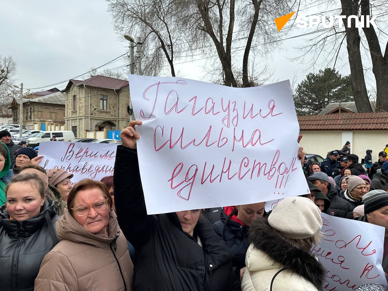 ВИДЕО) «Мы тоже люди и хотим жить в Молдове»: участники акции у здания КС  ожидают справедливого решения суда » Gagauzia24