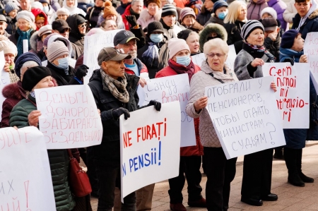 (ФОТО) Протест у парламента: сотни людей требуют увеличить пенсии