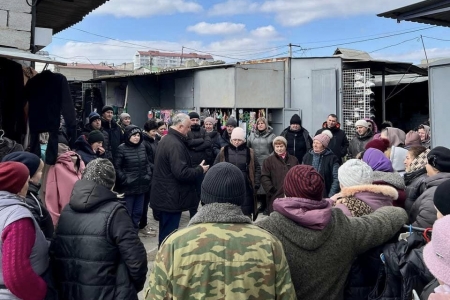 (ФОТО) Экс-президента Молдовы заметили на рынке Комрата