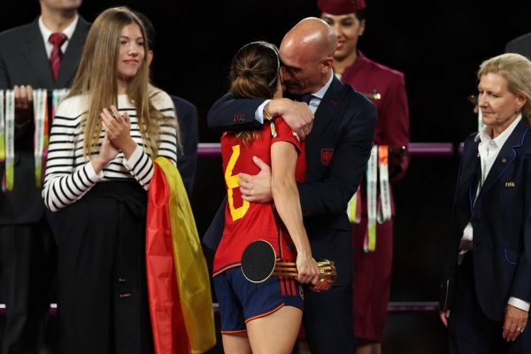 В Испании глава федерации футбола поцеловал футболистку. Это назвали "насилием"