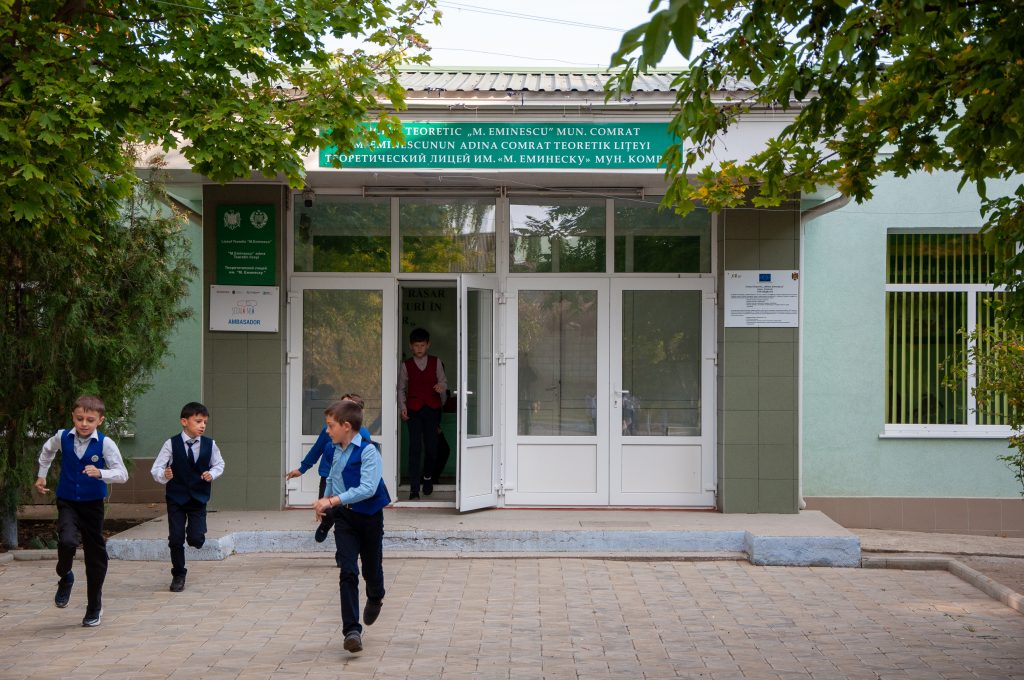 Родителям школьников в Молдове будут выплачивать €50 в месяц за перевод детей из малых школ в образцовые лицеи