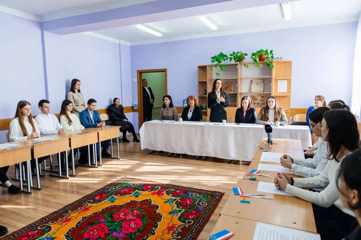 (ФОТО) 10-летие референдумов в Гагаузии: башкан посетила открытый урок в лицее Авдармы