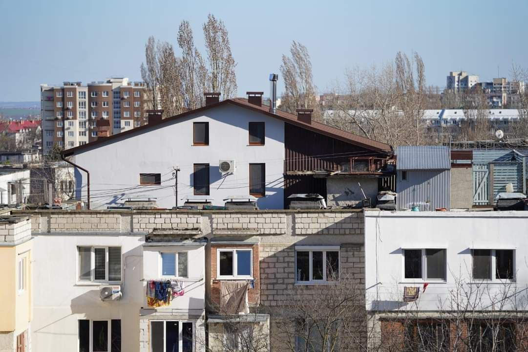Двухэтажный коттедж построили на крыше пятиэтажки в Кишиневе