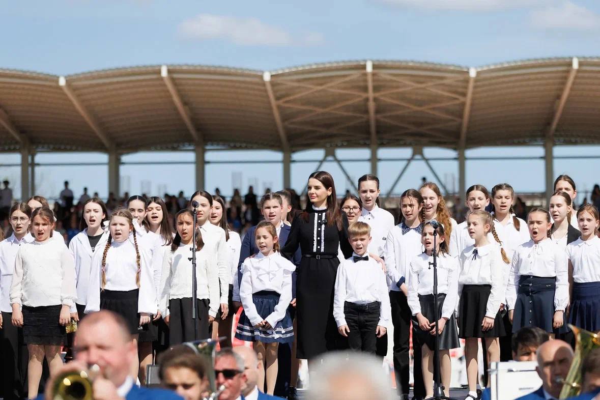 День гагаузского языка: более 3 тысяч детей хором исполнили гимны Молдовы и Гагаузии