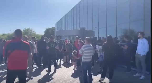 Нововведения в аэропорту вступили в силу: люди стоят под палящим солнцем