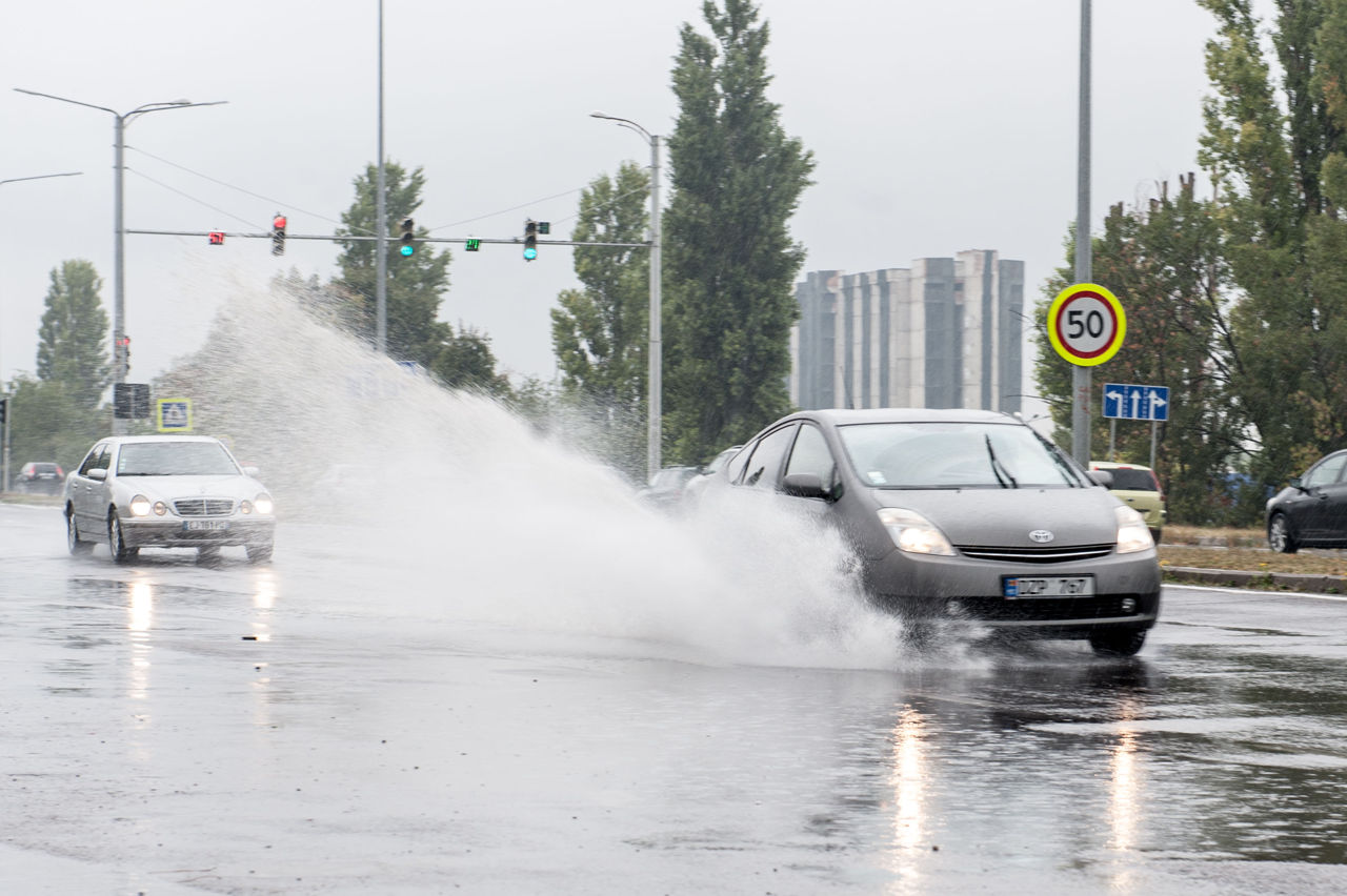 В Молдове продлили "желтый уровень" метеоопасности: ливни и град