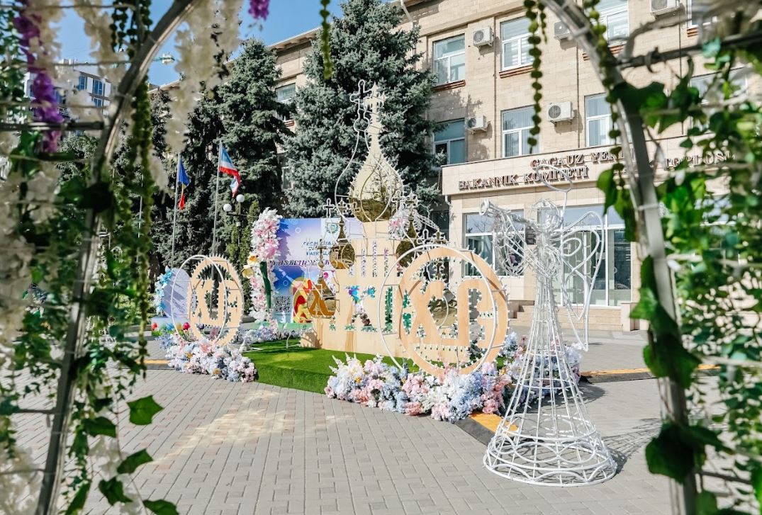В Гагаузии открылась Пасхальная ярмарка: инсталляции, изделия народных мастеров и угощения